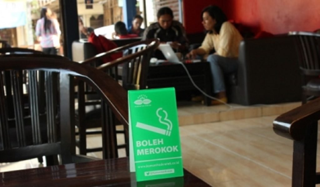 nongkrong bareng merokok