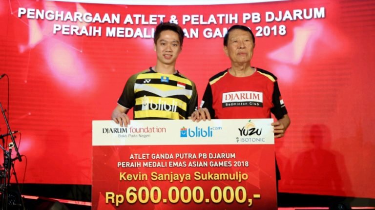 Kevin Sanjaya Terima Penghargaan dari PB Djarum