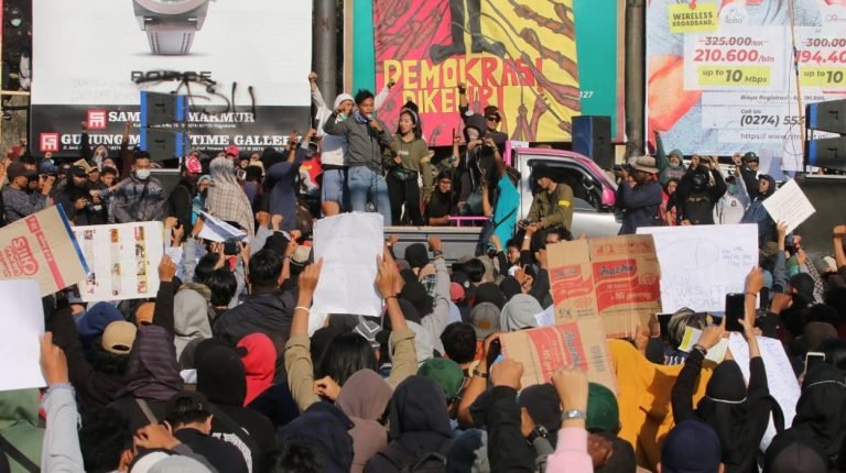 Memperjuangkan demokrasi bukan tindakan kriminal