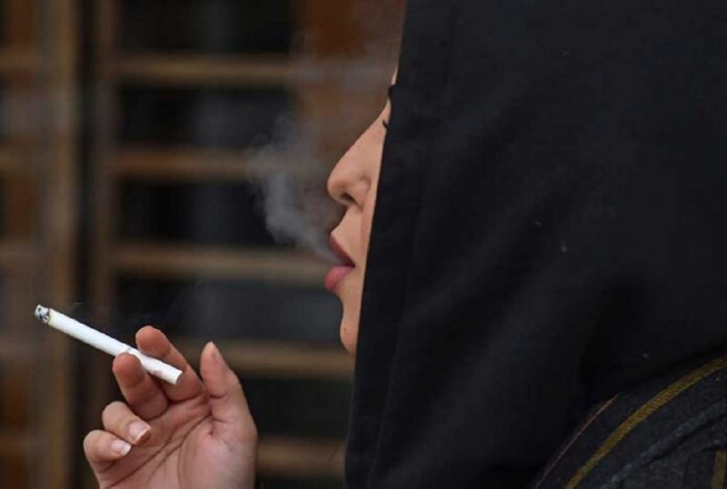 perempuan merokok di arab saudi