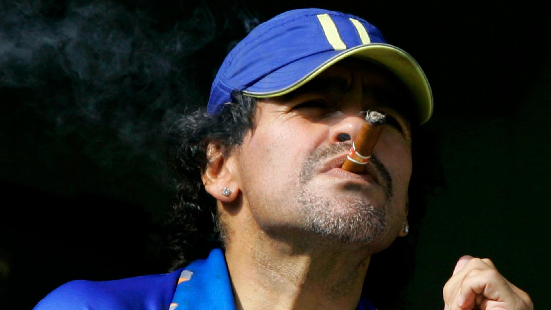 Maradona merokok