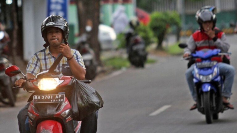 merokok saat berkendara