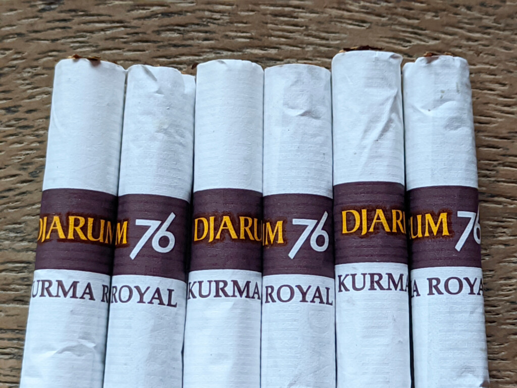 batang rokok 76 kurma royal