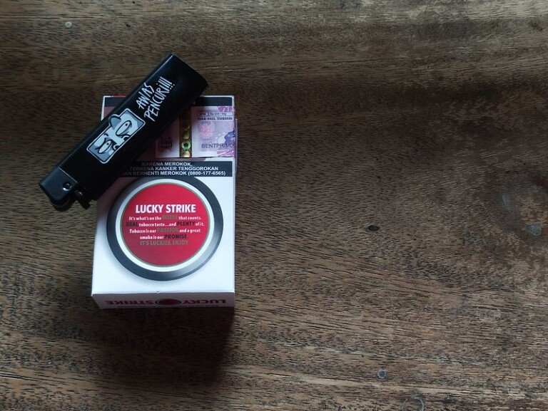 rokok lucky strike