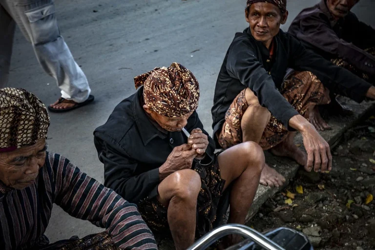 rokok perekat sosial