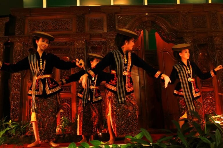 Tari Kretek: cara orang Kudus hormati tembakau Komunitas Kretek