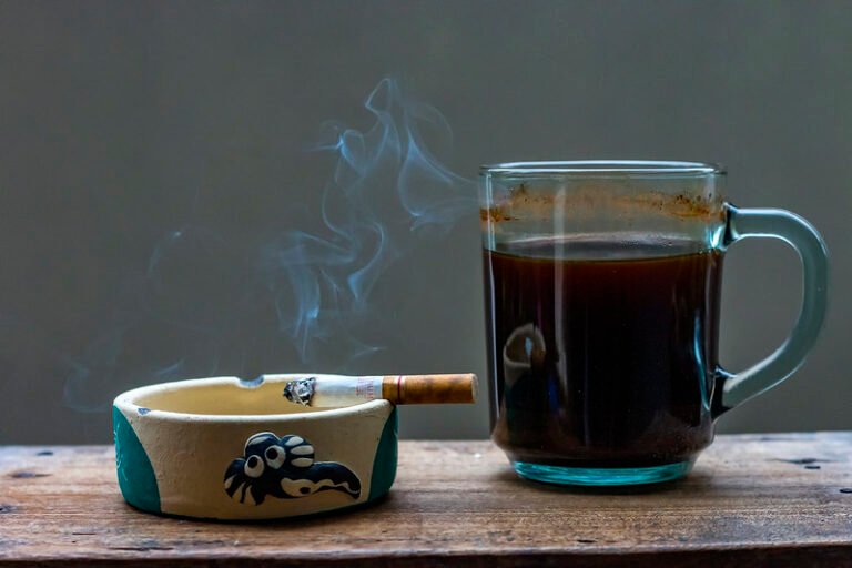 Rokok elektrik tak bisa kalahkan nikamtnya rokok kretek setelah makan dan saat curhat Komunitas Kretek