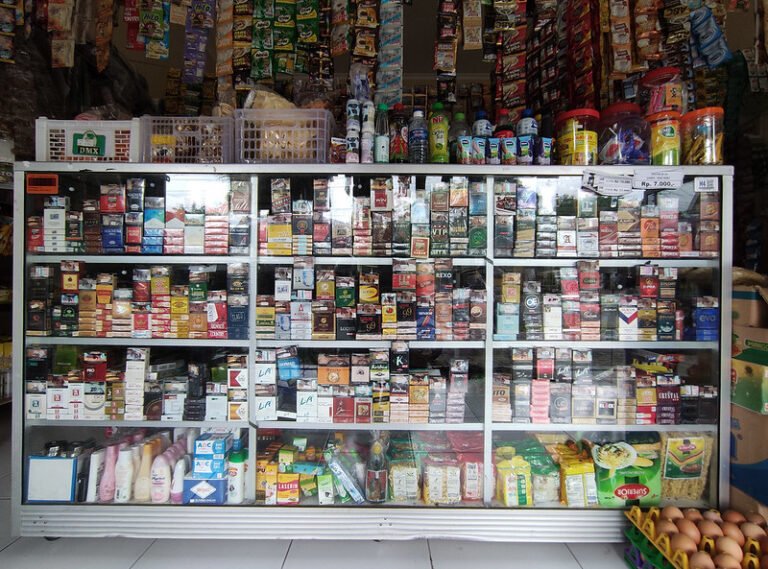 Warung rokok bergantung pada industri rokok Komunitas Kretek