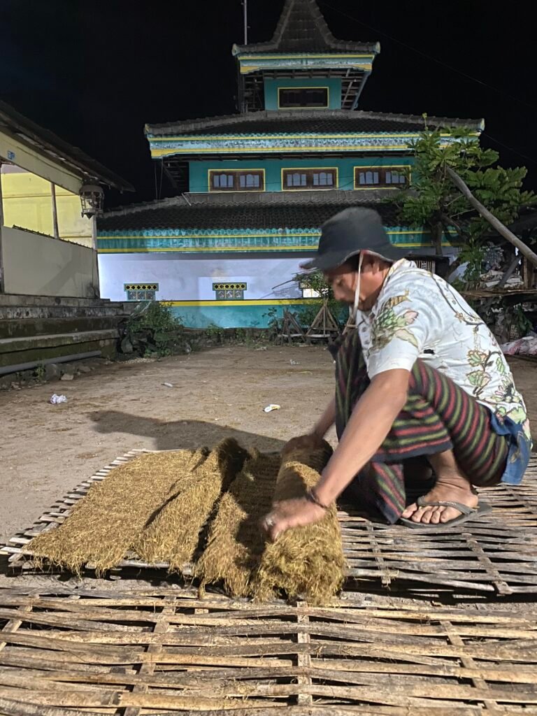 Proses melipat tembakau Tambeng Komunitas Kretek