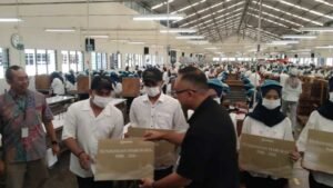 Karyawan produksi PT Djarum menerima pencairan THR 2026