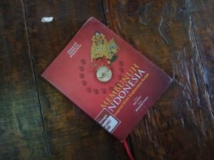 resensi buku membunuh indonesia