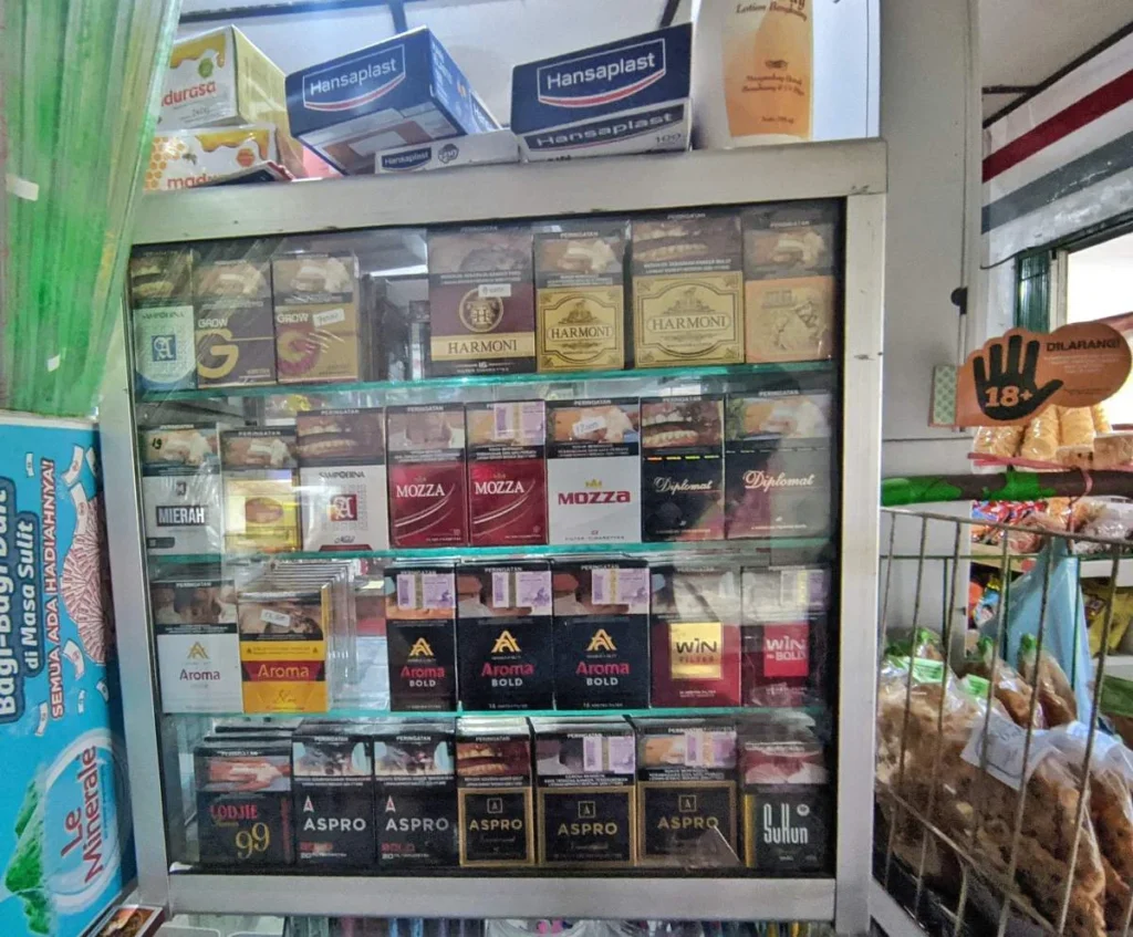 etalase daftar harga rokok