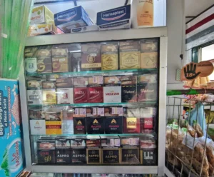 etalase daftar harga rokok