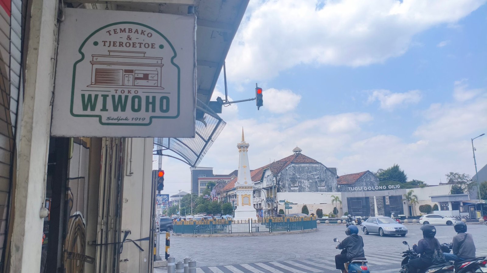 Toko Wiwoho di samping Tugu Yogyakarta (Ridhoi/Komunitas Kretek)